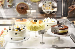 ParisBaguettecakedisplay.jpg